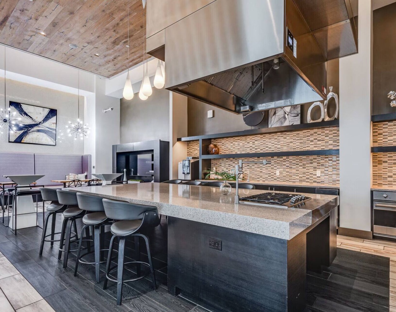 Virelli Apartments Upscale King Suite in the Heart of Orlando w Pool 1
