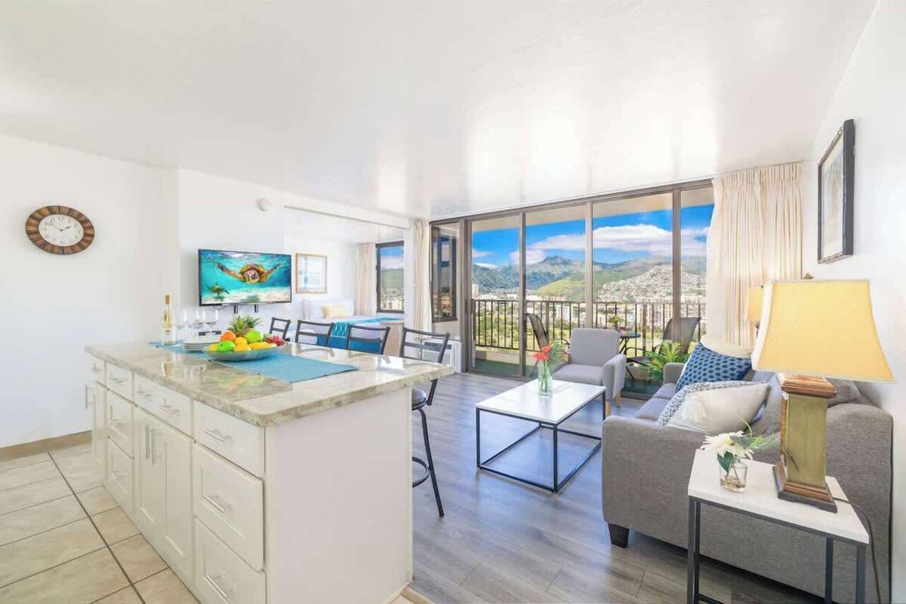 Waikiki Banyan retreat w/pool, hot tub & sauna 1
