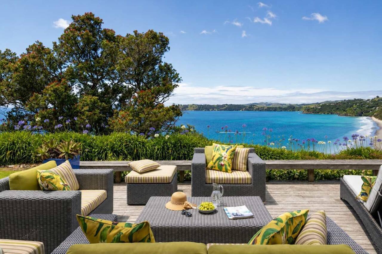 Wairua - Luxury living, views over Onetangi Beach 1