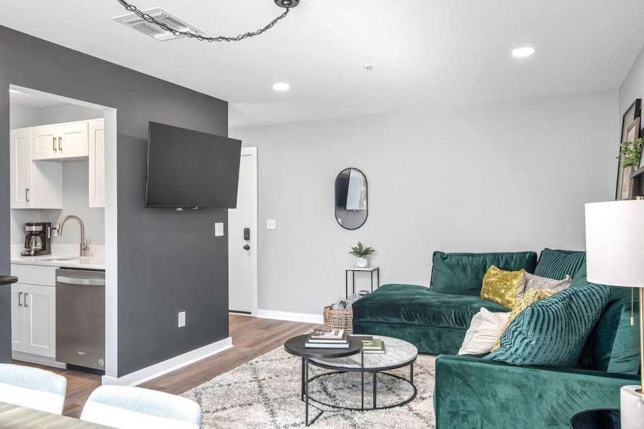 Walk to Downtown Broadway - Pool, Free Parking, Gym + 4 Beds 1