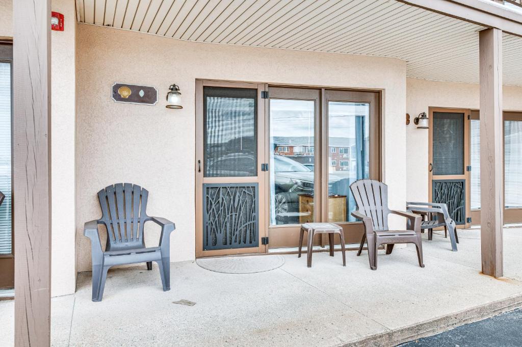 Walk to Old Orchard Pier: Cozy Beachfront Condo! 1