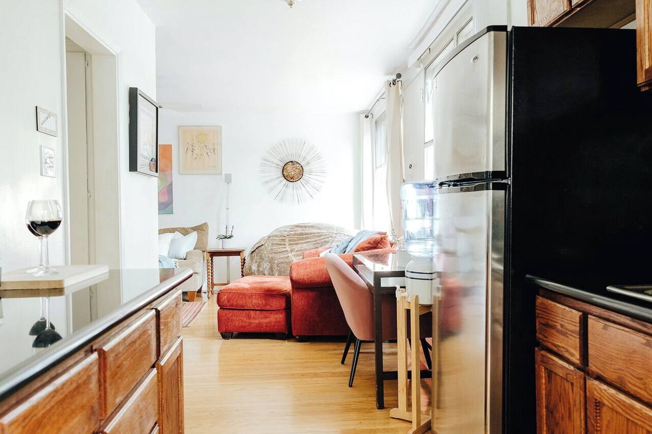 Walk to Rodeo Drive and the Stylish Shops and Restaurants - Comfy One-Bedroom 1