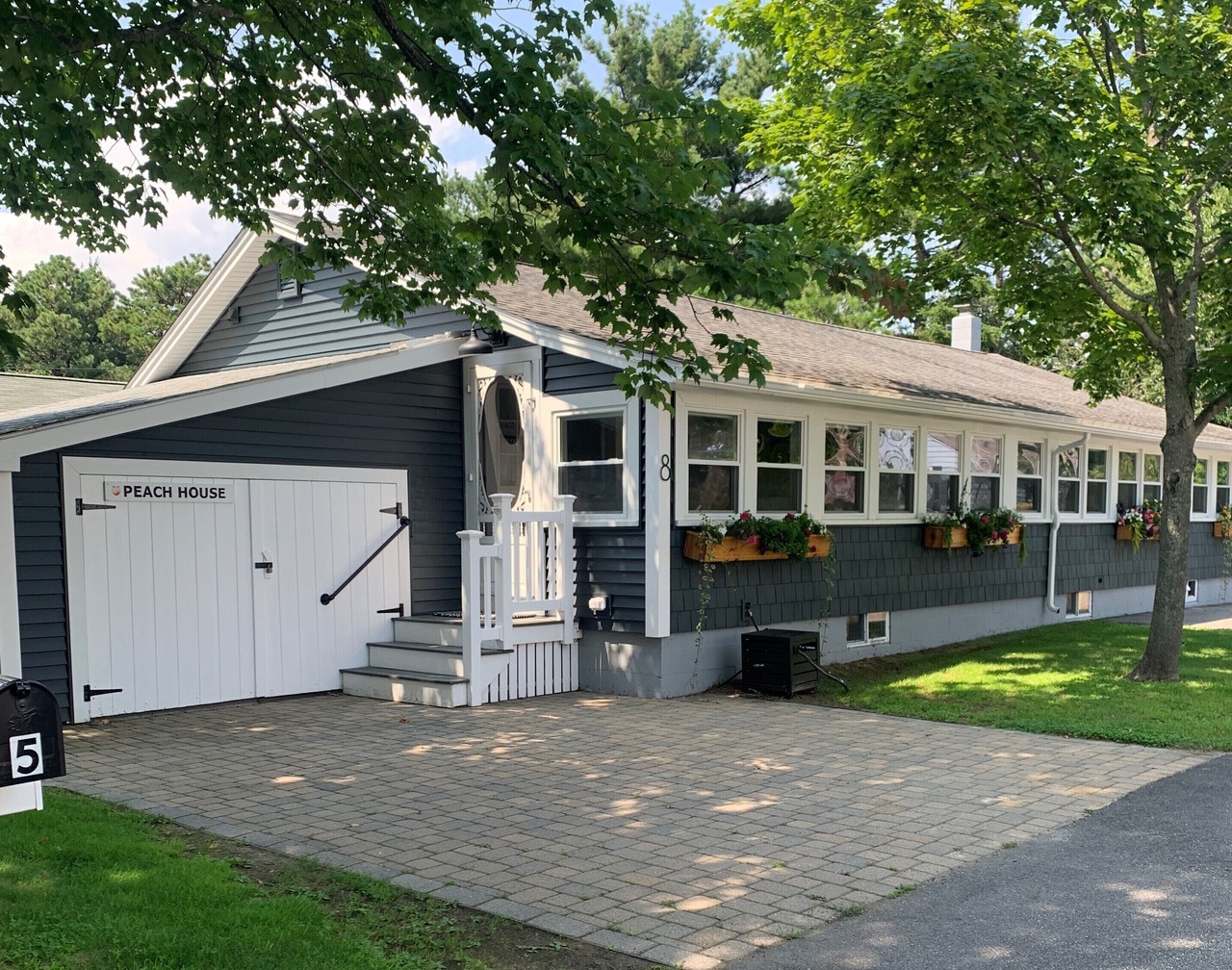 Walk to the Beach from this charming 1 bedroom cottage in Camp Ellis! 1
