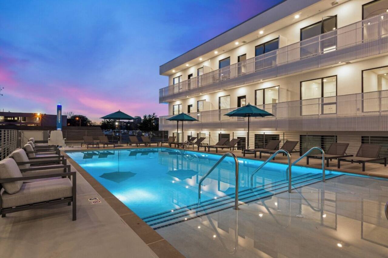 Walk to the Gulch! Heated Pool! Free Parking! Sleeps 6! Walk to Murals! 1
