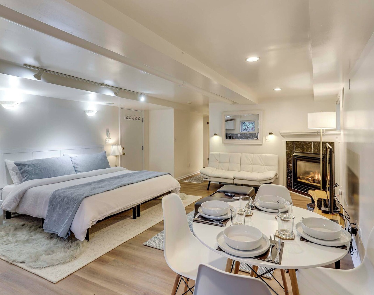 Walkable Green Lake Studio w/Fireplace 1
