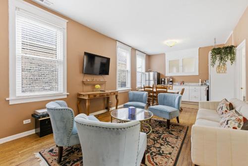 Warm & Comforting 4BR 2BA in Andersonville 1