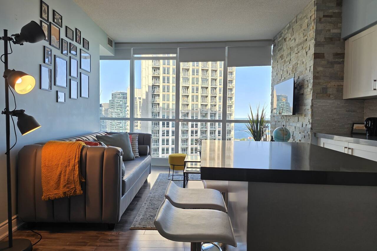 Watch planes takeoff from your balcony! 2+1 BD 2 BA w/pool, hot tub & parking 1