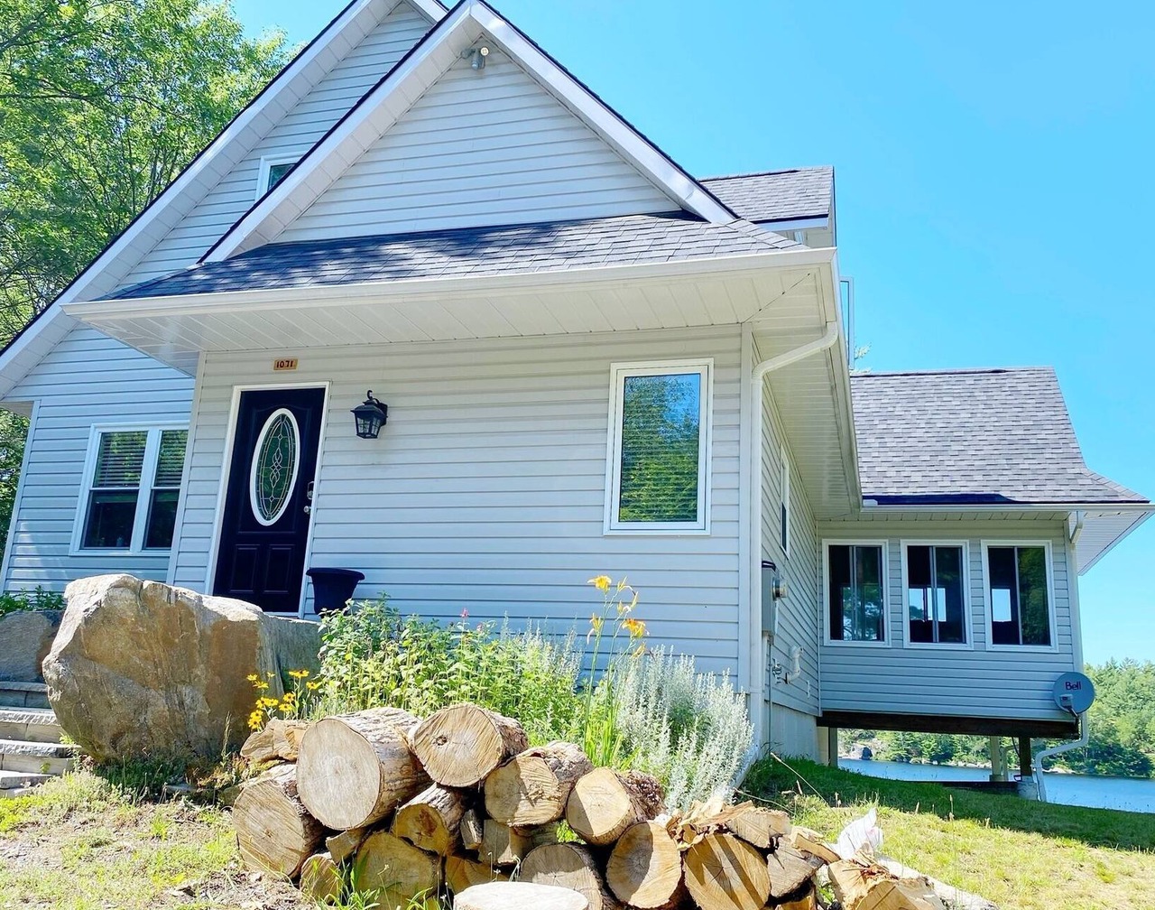 WATERFRONT COTTAGE in Muskoka 1