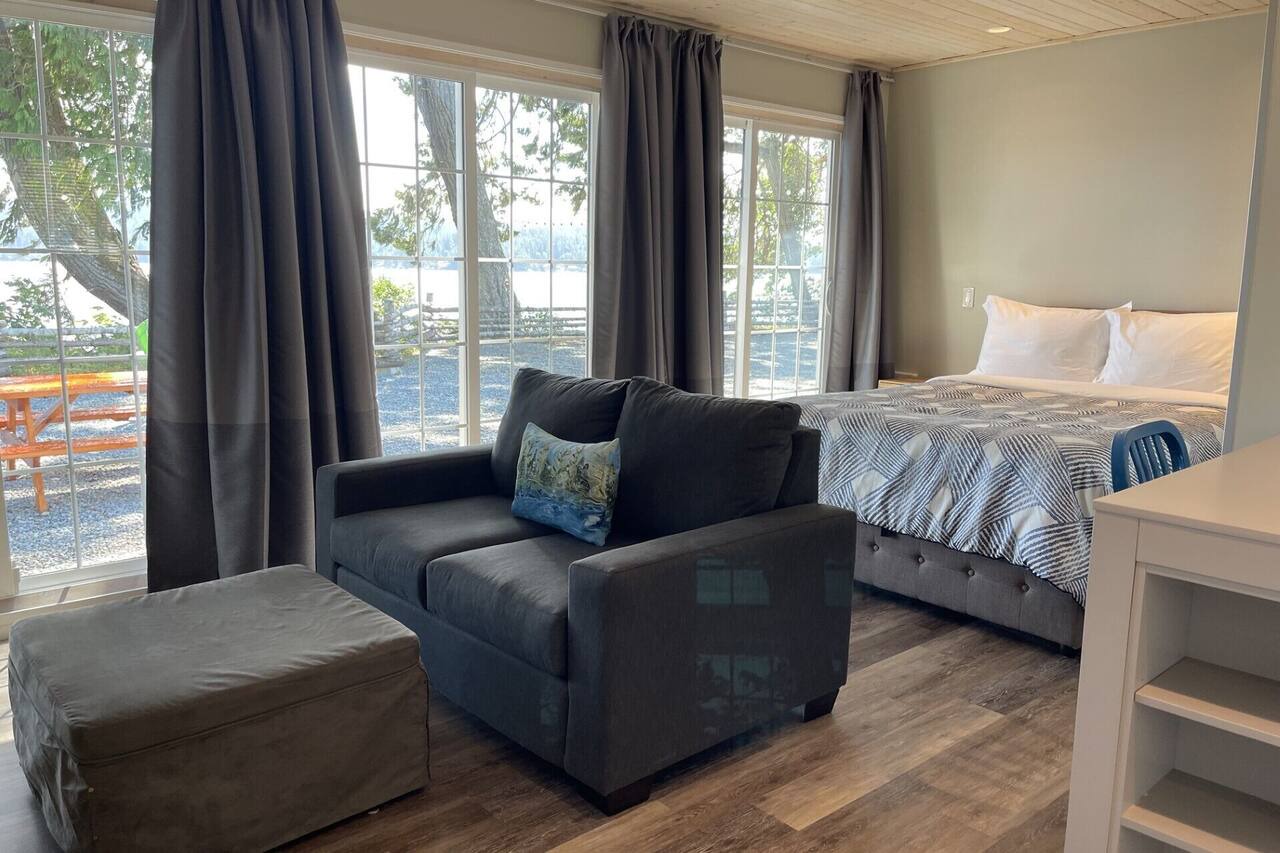 Waterfront Studio Unit with Beach Access - Sleeps 2 1