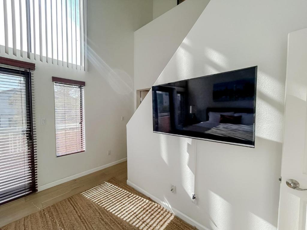 *WEHO/Beverly Hills* Luxury 2BD/2.5BA + Balconies 1