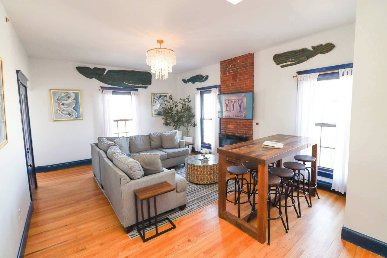 WestEnd Large Penthouse walk to Old Port w/Parking 1
