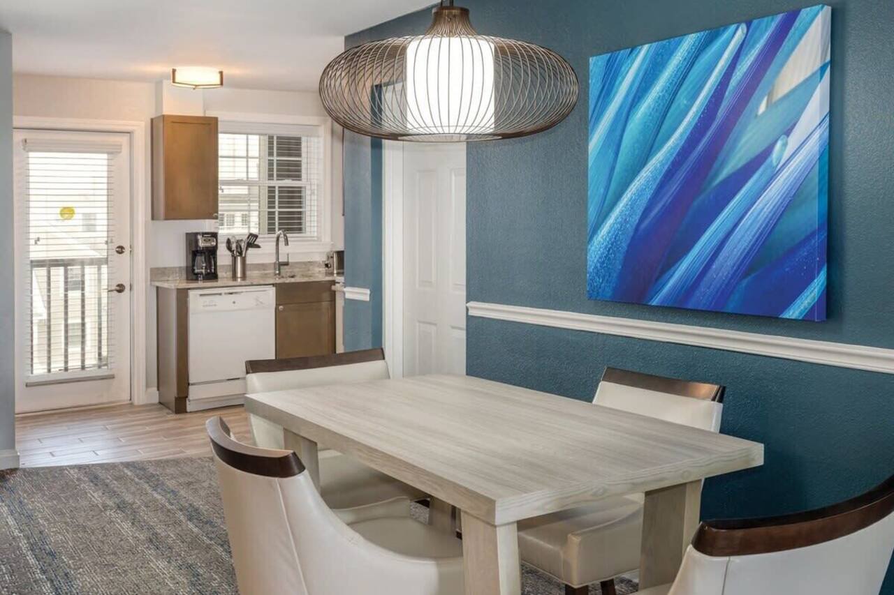 Wyndham Newport Onshore|2BR/2BA Balcony King Suite 1