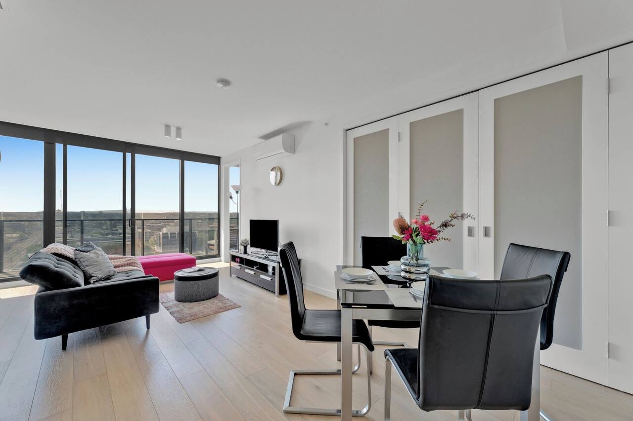 Yarra House apartment with stunning views 1