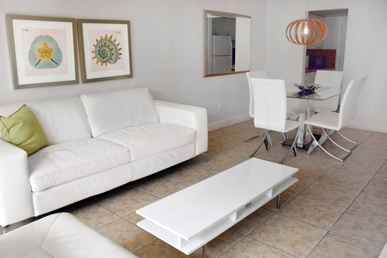 Your Relaxing Getaway Awaits! 2 Modern Rooms, Private Beach Access, Pool Access 1