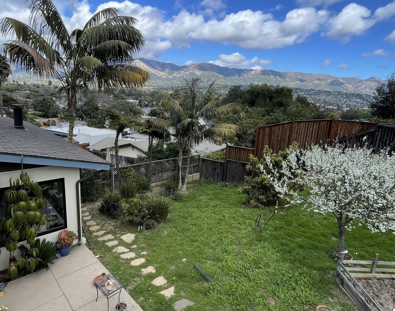Zen Cottage Hideaway - 1 mile from the Beach, and 1 mile from Downtown. 1
