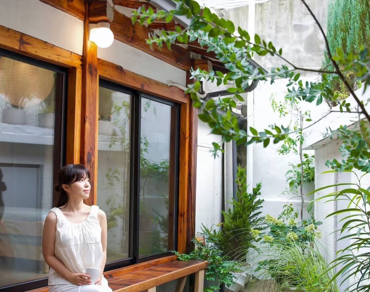 경복궁 앞 1920년대 한옥 독채, 아늑하고 개성 있는 공간에 교통도 편리합니다. 가족·친구 여행은 물론 반려견과 함께 편히 머무세요. 1