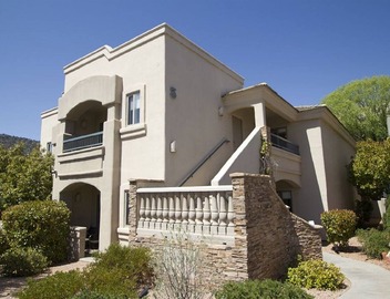 1 BDRM SLEEPS 4~ RED ROCKS AREA~10 MINS TO DOWNTOWN~HIKING, TRAILS, HEATED POOLS 4