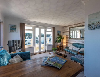 1 Bed Flat - Sleeps 2 - Pets - Balcony - Parking 3