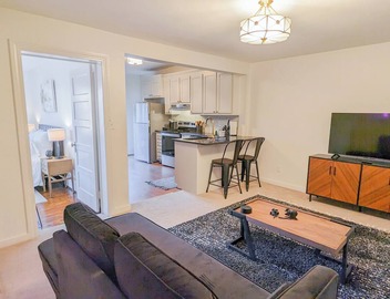 1 bedroom apt, Steps from Swamp Rabbit Trail, 15 minute walk to Main st. 2