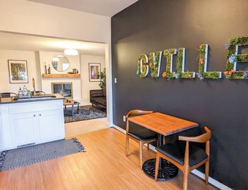 1 bedroom apt, Steps from Swamp Rabbit Trail, 15 minute walk to Main st. 3
