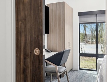 1-bedroom hotel suites in Scarborough with essentially stocked kitchens. 3