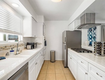 1-Bedroom in Downtown Manhattan Beach Steps to The Sand With Parking 5