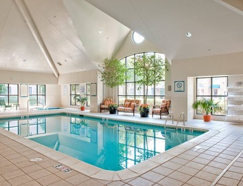 1 Bedroom King Suite | Free Breakfast & Pool 3