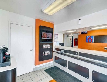 1 Full Bed | Mobility Access RI Shwr| NS 3