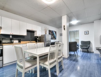 100 METERS to METRO BEAUDRY - FULL APARTMENTS - 1 minute walk to the FAMOUS ST CATHERINE STREET - FAST WIFI - WASHER & DRYER ON SITE - Montcalm units 2