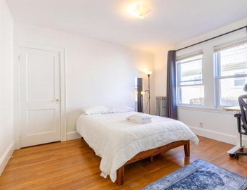152 Quite & Bright & Spacious Apt in Brighton 3