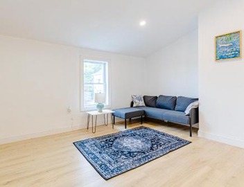 154R Newley Renovated Sunny Spacious Quite Apartment in Brighton 3