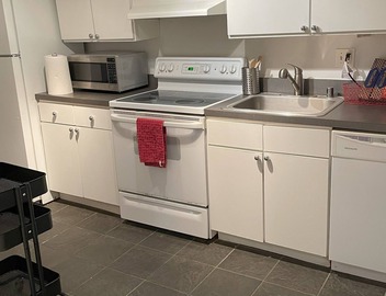 1BR apartment w/office, 7 walk to metro! Pet friendly. Pretty in Petworth! 4