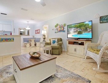 1BR Ground Floor Condo with Screened-in Porch! Reduced rates for August! 2