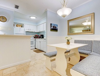 1BR Ground Floor Condo with Screened-in Porch! Reduced rates for August! 5