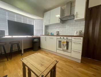 2 Bed Flat near Heathrow Airport & Elizabeth Line 3