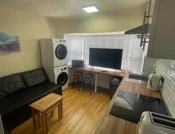 2 Bed Flat near Heathrow Airport & Elizabeth Line 4