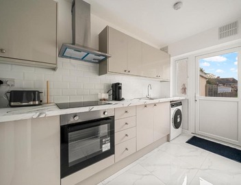 2 Bed Luxury Parking and Garden - Close to Heathrow 5