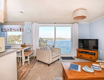 2 bedroom apartment with balcony, panoramic sea views, outisde space and parking 4