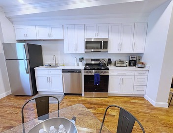2 Bedroom with Private Deck Near Green Line 2