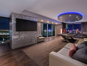 2 Bedrooms- Stunning Strip View- Pool Table- Retro Arcade-3 King Beds-38th Floor 3