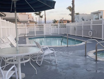 2 blocks 2 Beach Beautiful Condo with Pool 3