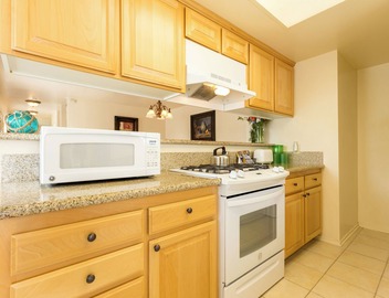 2 Comfortable Units, Kitchen & Free Parking 4