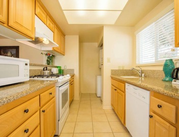 2 Comfortable Units, Kitchen & Free Parking 5