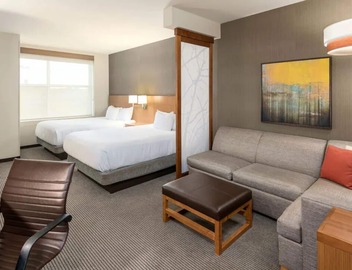 2 Double Queen Rooms + Sofa Beds, Outdoor Pool! Walk to Peace Center 3