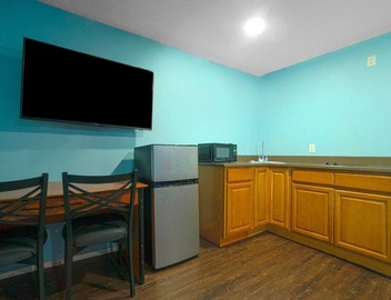 2 Full Beds with Kitchenette 5