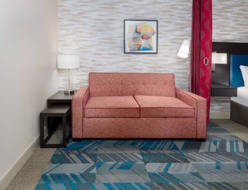 2 Queen Studio: Gym & Pool Access | 3 mi to Airport | 1mi to Shopping & Events 3
