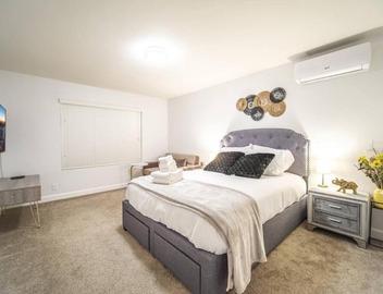2 TVs - Vaulted Ceiling - Private Kitchen & Entrance 3