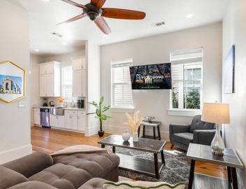 20% OFF Monthly | 10% OFF Weekly-Stylish 3BR on Carondelet by Hosteeva 3