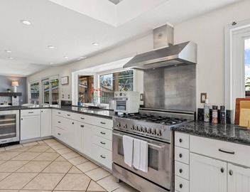 20% OFF Monthly Mountain View & Huge Backyard & Hot Tub - 3 King Bed 4