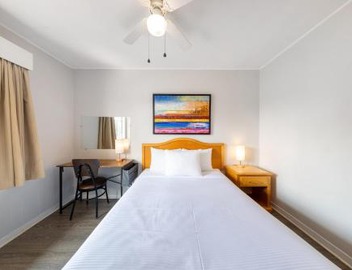 2400 Motel 4
